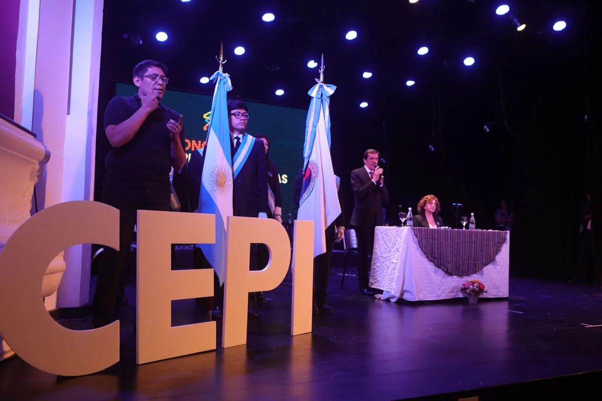 Inclusión, en la práctica: los discursos de apertura del CEPI contaron con intérpretes de lengua de señas, en el Teatro Mitre.