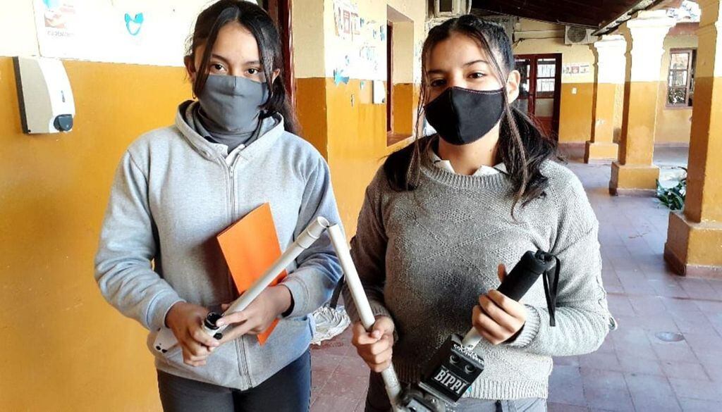 Las alumnas Rebeca y Melina, quienes programaron el bastón para Javier.