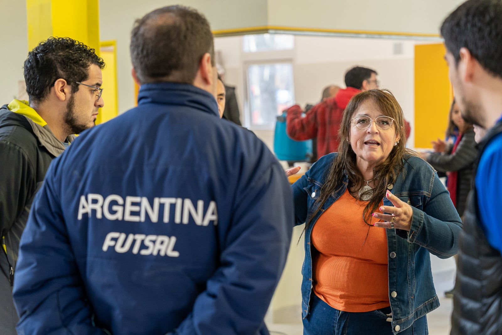 Autoridades y representantes de instituciones deportivas recorrieron el nuevo gimnasio de Ushuaia.