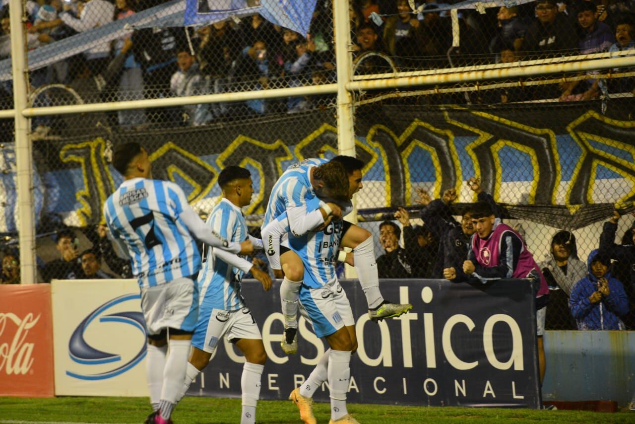 Facundo Rivero, de penal, marcó el 1-0 de Racing ante Quilmes por la fecha 13 de la Zona A de la Primera Nacional. (Javier Ferreyra / La Voz)