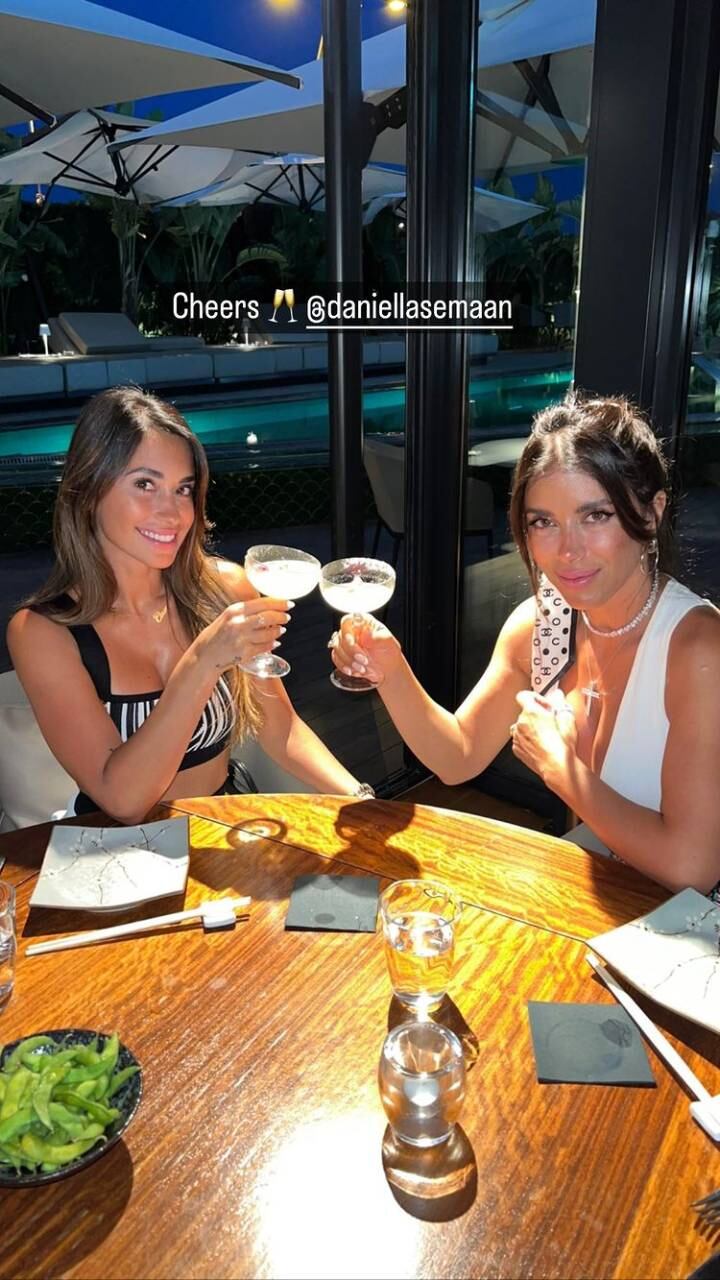 Semaan y Roccuzzo compartieron una ronda de tragos durante sus vacaciones.