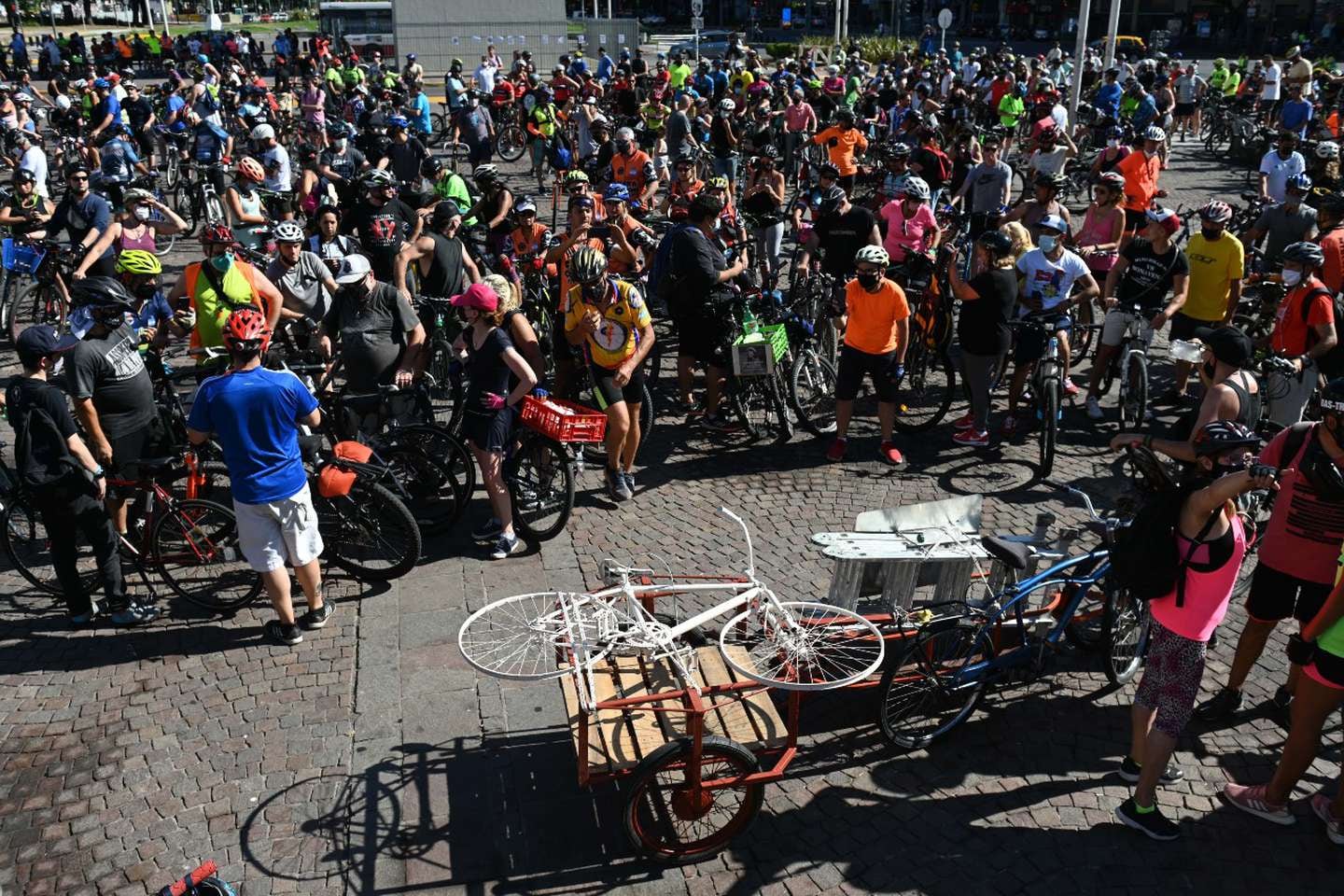 Colocaron una bicicleta blanca en el lugar del accidente que terminó con la vida de Marcela