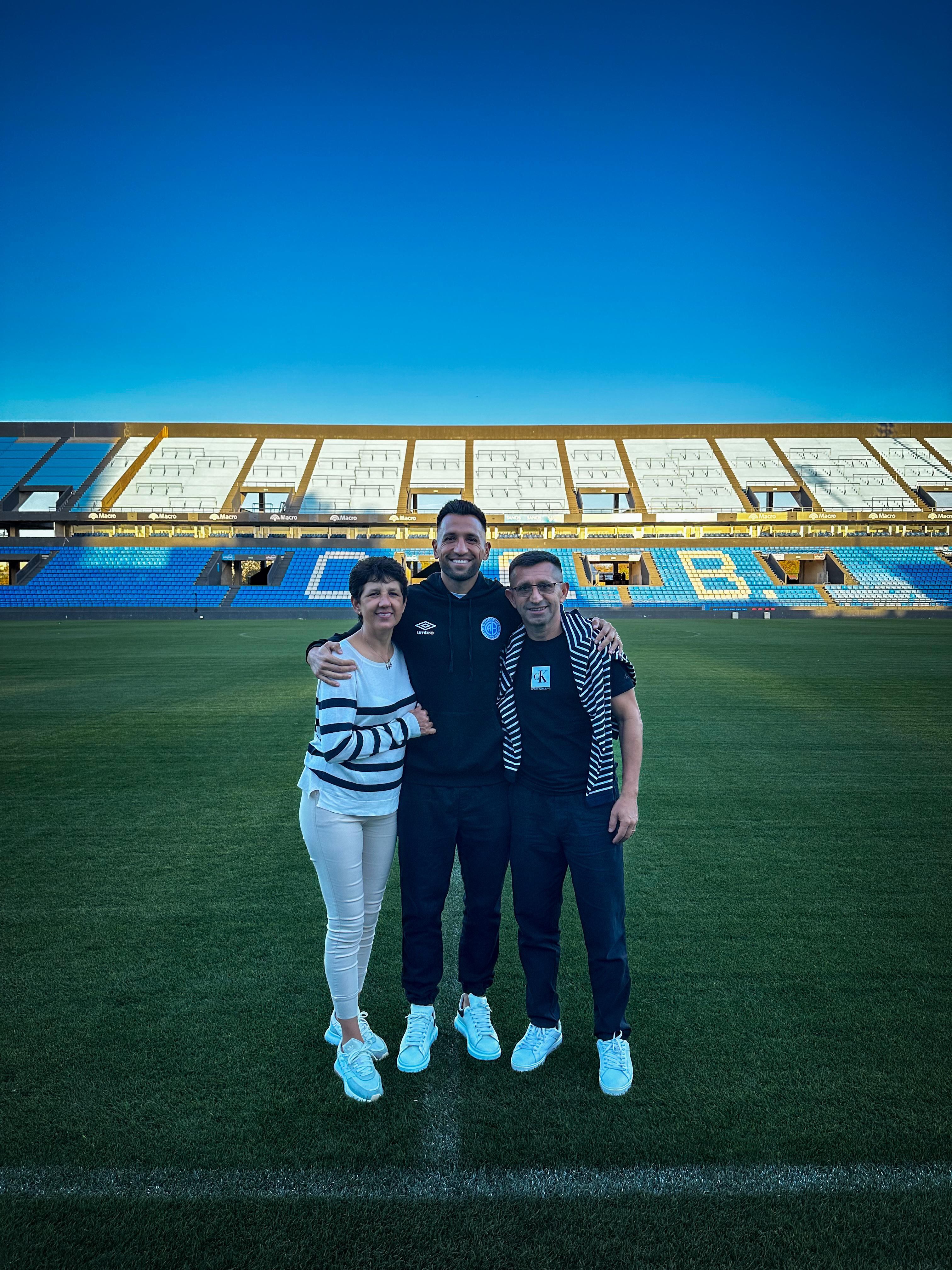 Anibal Leguizamón, refuerzo de Belgrano, con sus padres en el Gigante.