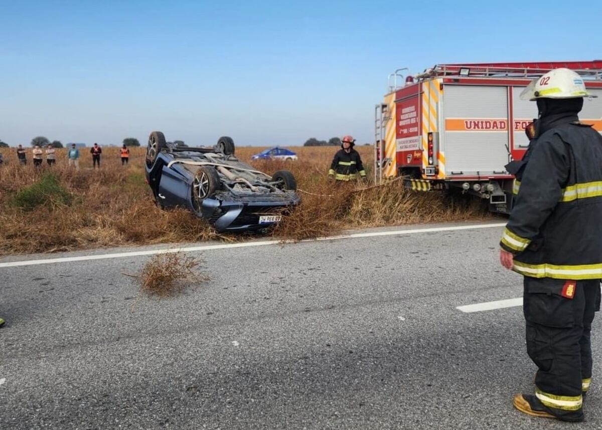 Bomberos de Arroyito acudieron a un accidente y extrajeron a una persona atrapada