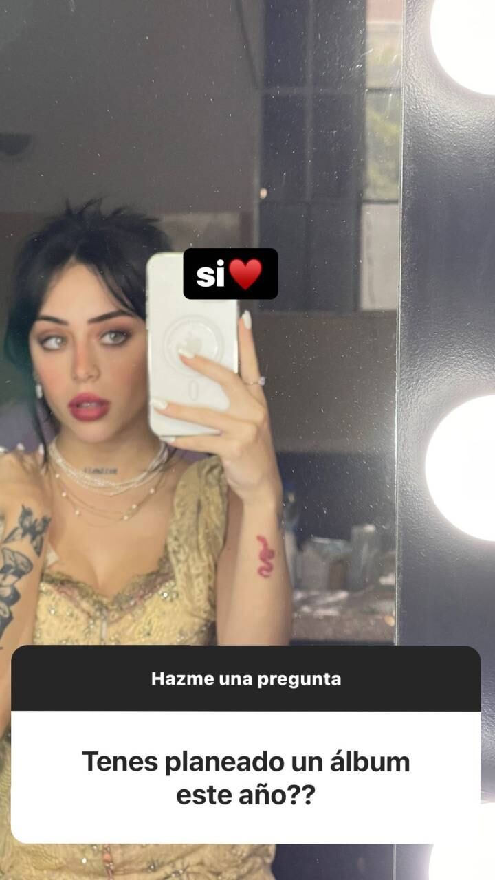 La rosarina contestó con una selfie frente al espejo.