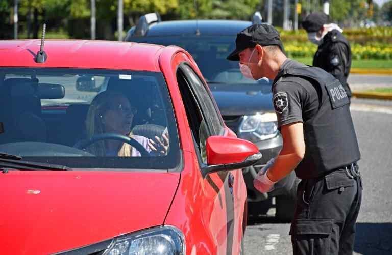 Comienzan las restricciones: dónde estarán los controles vehiculares en el AMBA (Clarín).