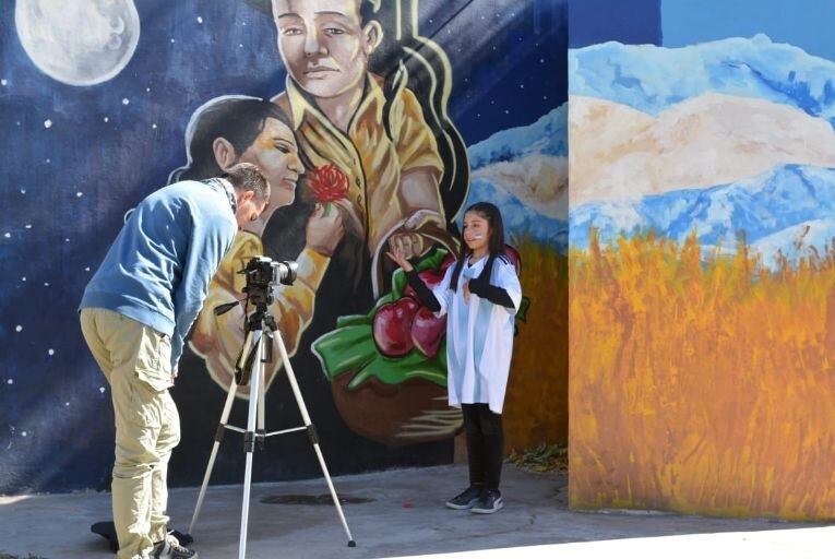 Candela López junto al realizador audiovisual Lucas Poblete filmando la versión del Himno Nacional en lengua de señas.