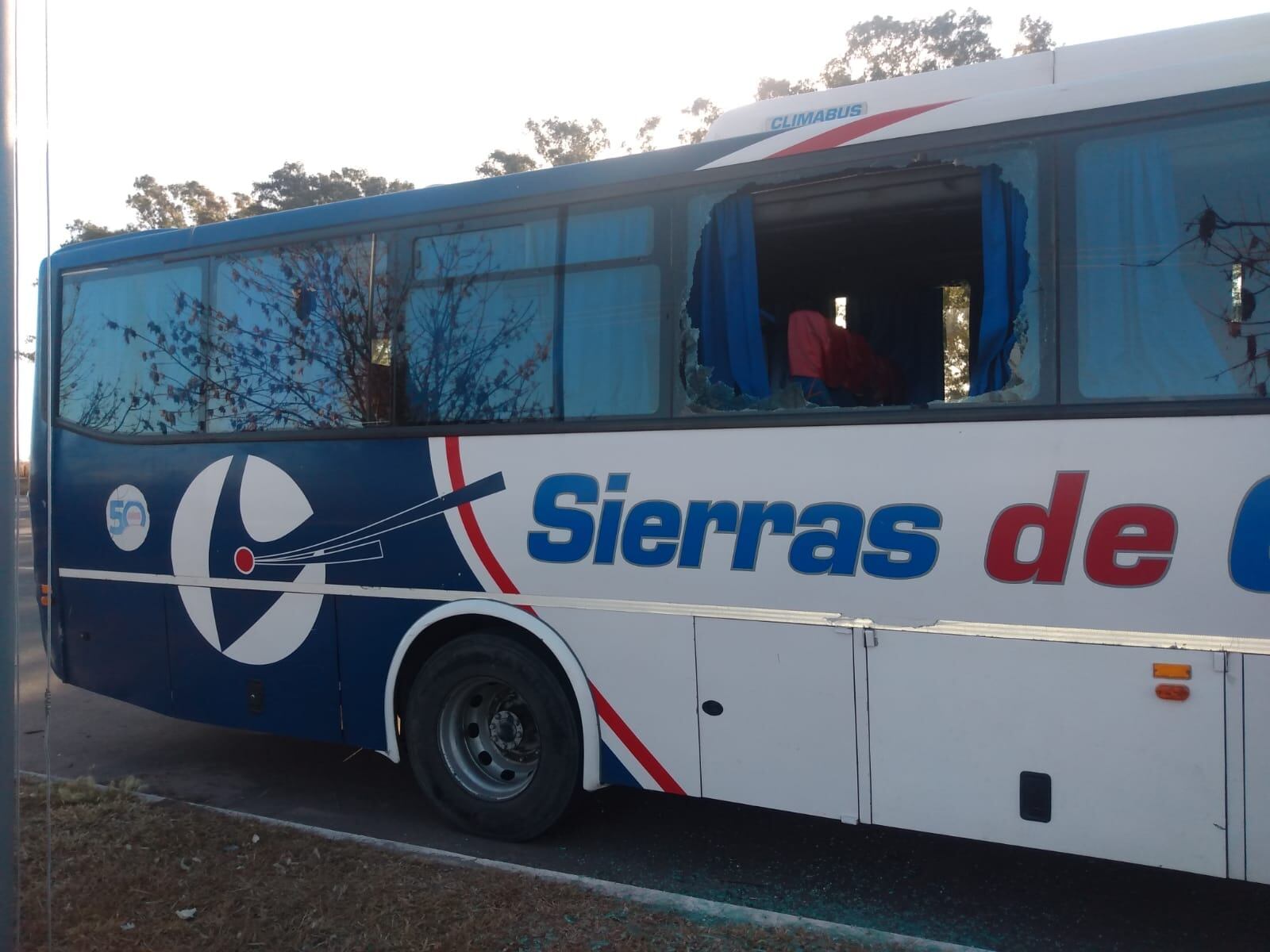 Un hombre agredió a otros dos con un cuchillo arriba de la unidad.