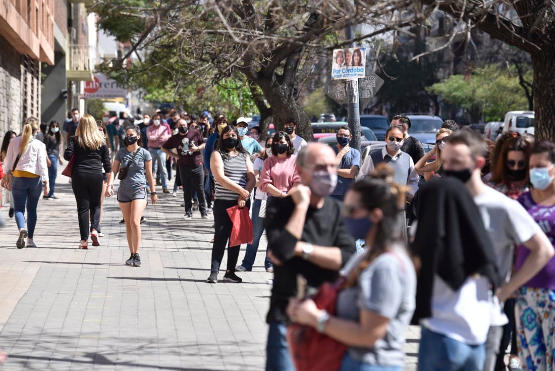 Largas filas para votar en colegio durante las PASO 2021 (Ramiro Pereyra/La Voz).