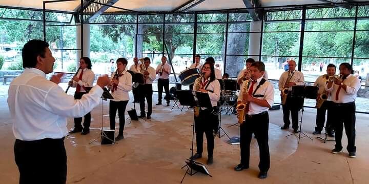 La banda 25 de Mayo en sus presentaciones de fin de año, siguiendo los protocolos de bioseguridad e higiene.