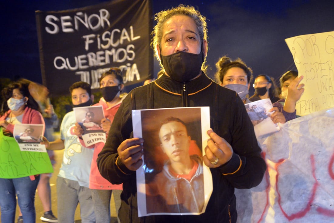 Manifestación en Villa del Prado. Protesta por justicia por el crimen de Leandro Vargas, albañil asesinado por un vecino.
De rosa, Andrea, la esposa de Leandro Vargas.
De negro, la madre de Leandro, Claudia.
17 abril 2021 foto María Luz Cortez