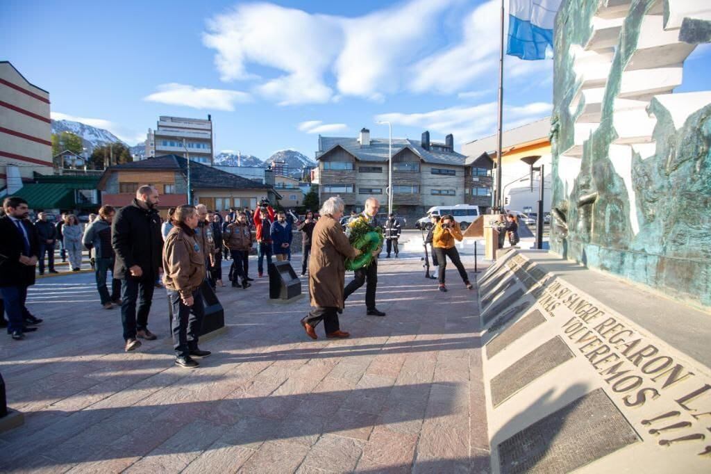 Sentido homenaje a los caídos, familiares y veteranos de Malvinas