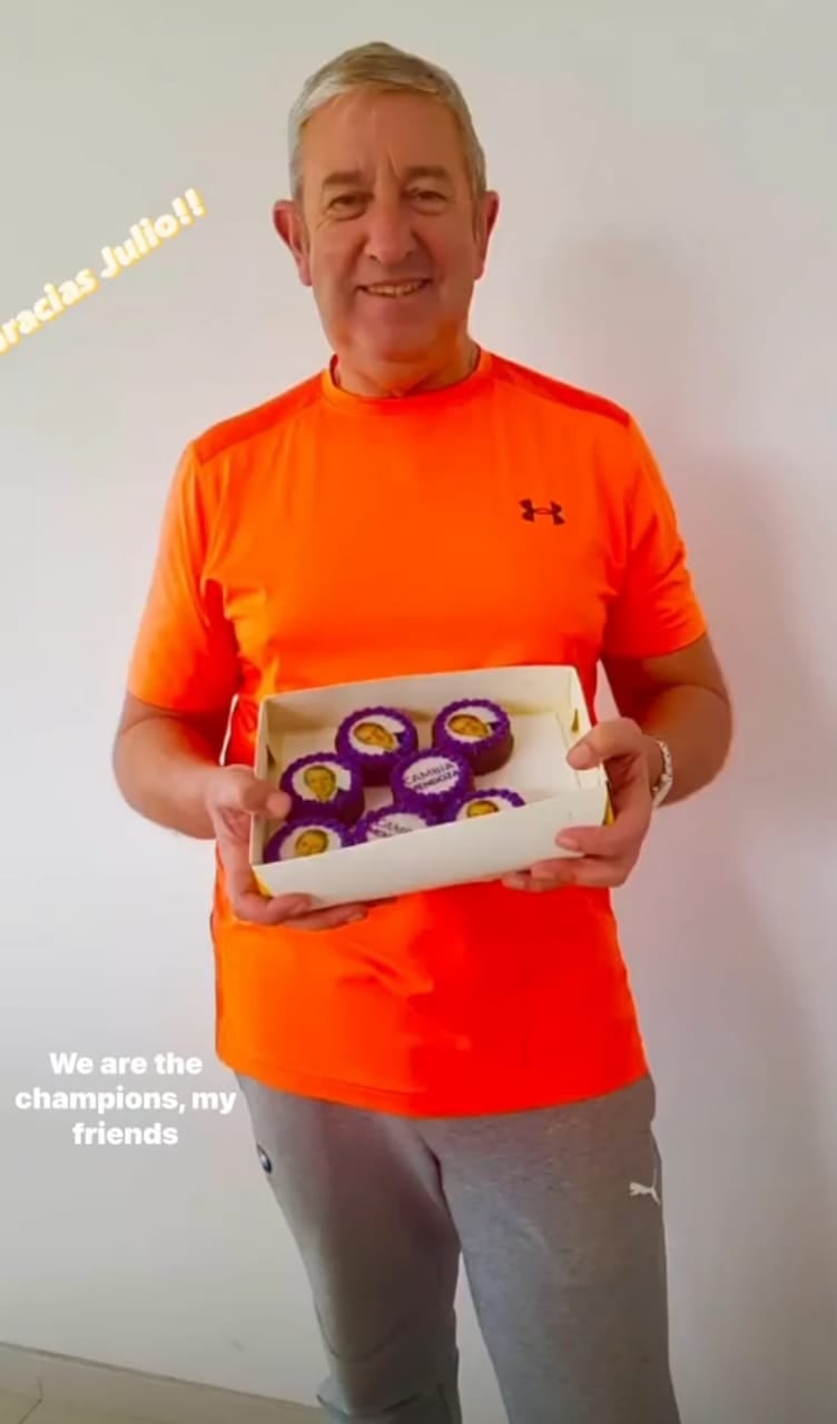 Julio Cobos también recibió alfajores con su cara.