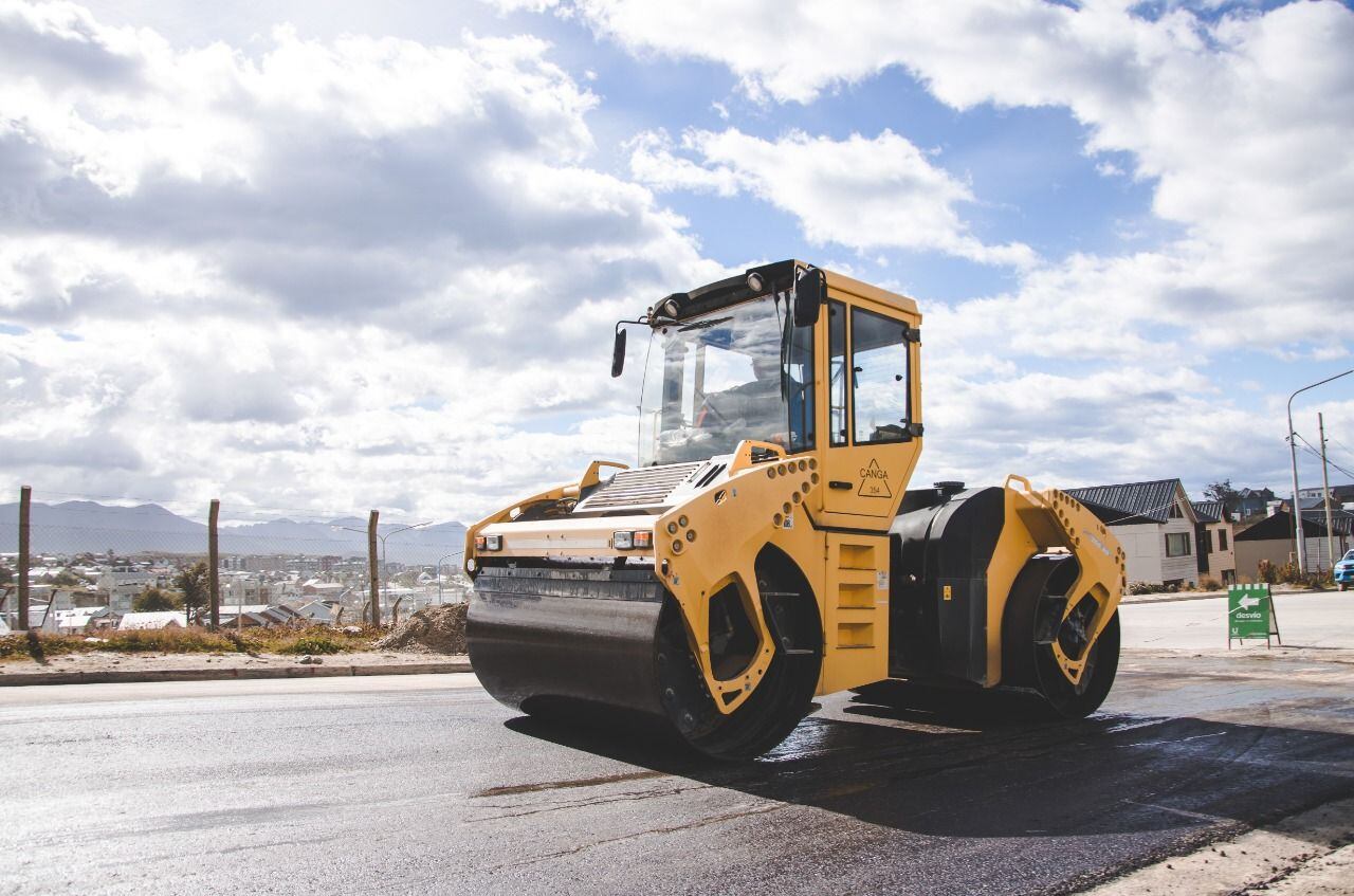 Comenzó la etapa de pavimentación de la calle Bahía de los Abrigos en el barrio Río Pipo en el marco del Plan de Obras de la Municipalidad de Ushuaia.