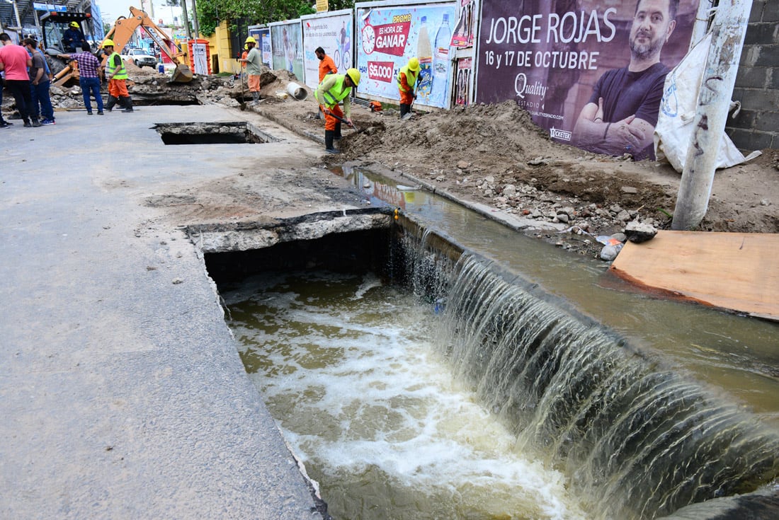 Desborde cloacal en barrio Alberdi, calle Arturo Orgaz al 600.  Un caño de cloacas roto ocasionó un río de aguas servidas en la zona. ( José Gabriel Hernández)