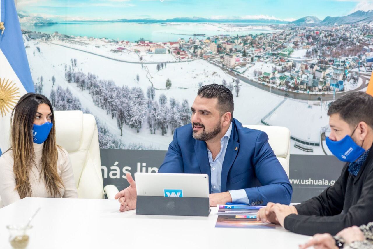 El Intendente Walter Vuoto, el Secretario de Turismo, David Ferreyra junto a Yanina Martínez, Secretaria de Promoción Turística de la Nación, conversaron de las necesidades y realidades del sector a nivel local.