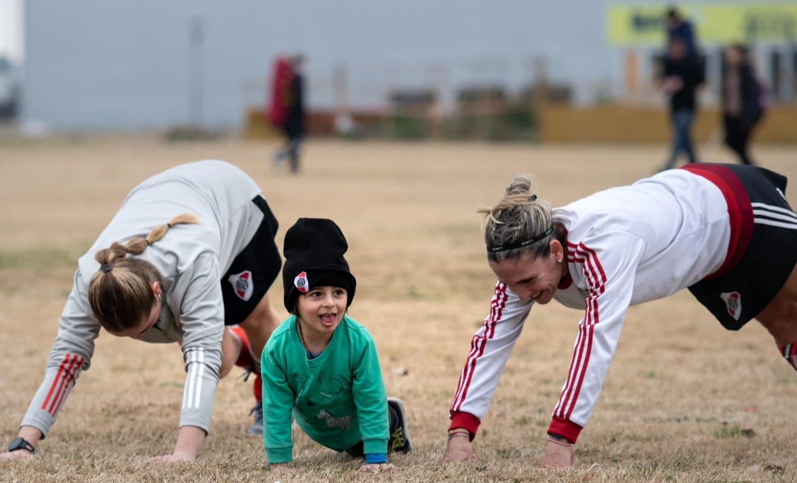 Tobías alentando entrenando con mamá.