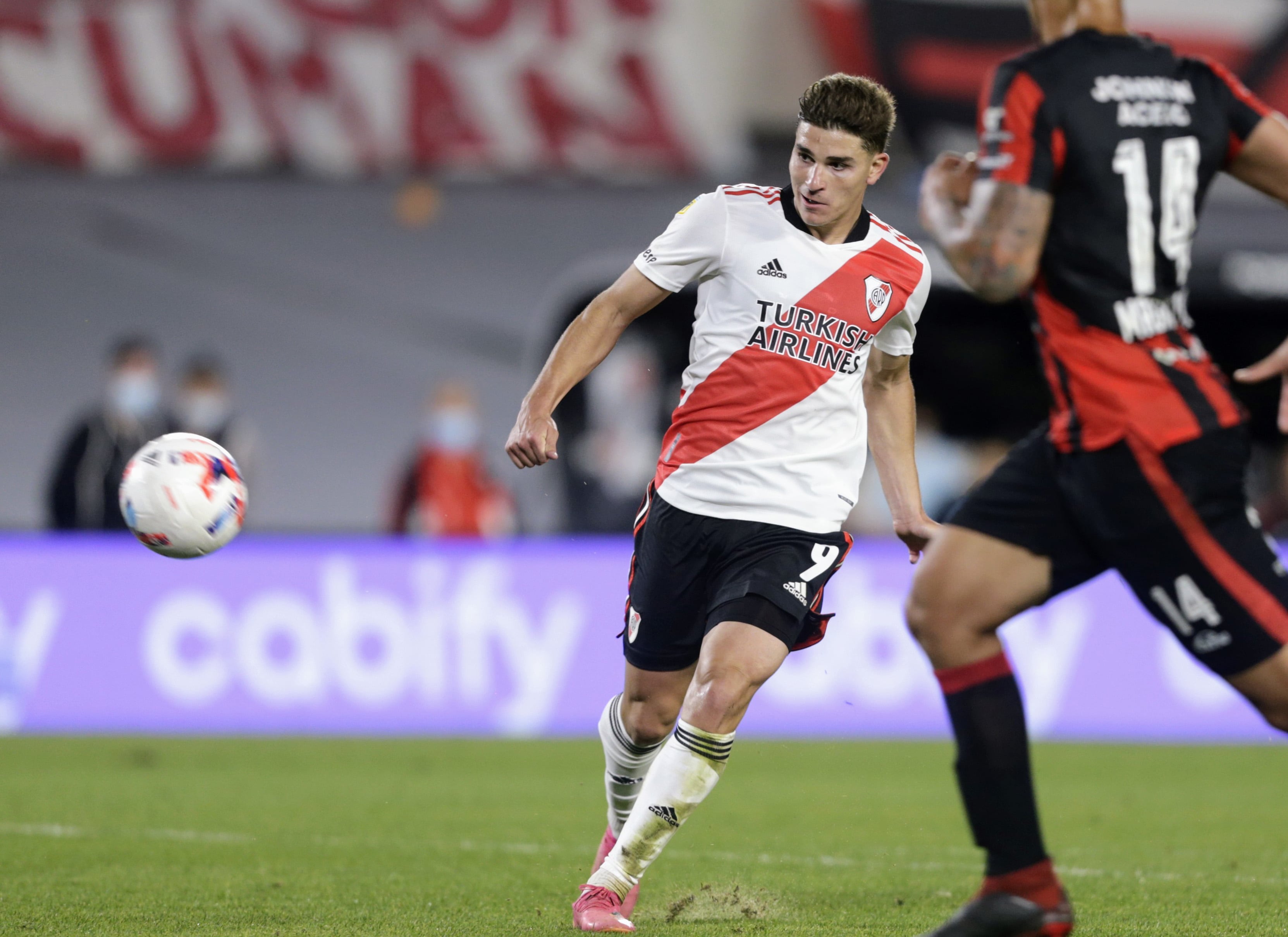 Julián Álvarez define y marca su cuarto tanto personal en la goleada 5-0 de River sobre Patronato. El cordobés, imparable en la Liga Profesional. (Fotobaires)