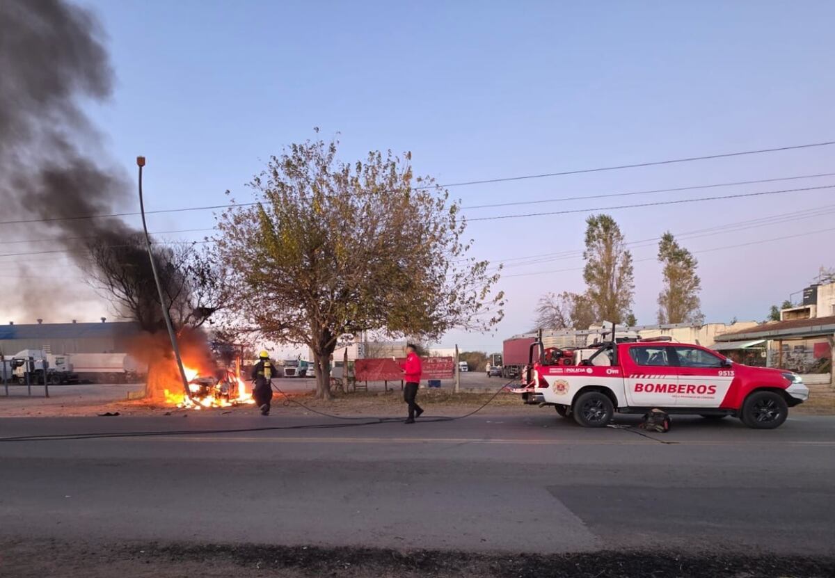 Chocó contra un poste de luz y su auto se quemó por completo: susto en Córdoba