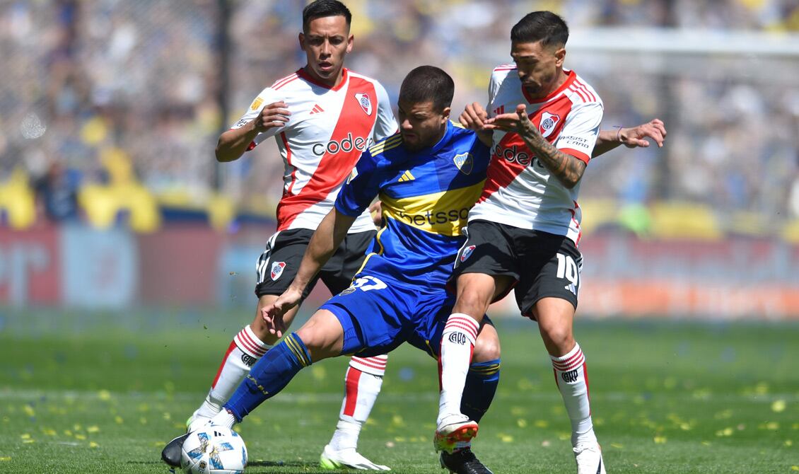 Weigandt llega primero a la pelota durante una acción del primer tiempo (Foto: AP).