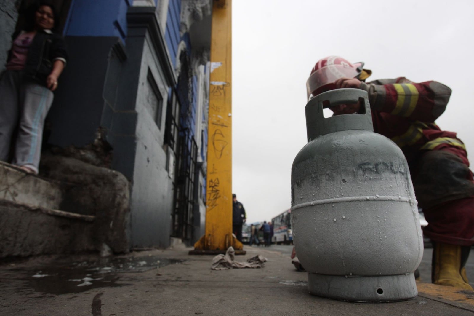 Bombero Voluntarios interviniendo en una fuga de gas