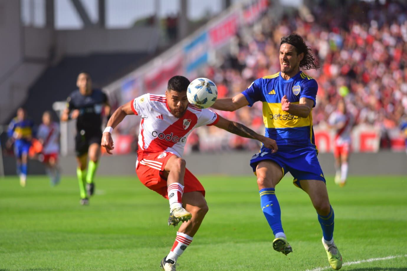 Por Cavani, Boca lo dio vuelta y le gana a River 2-1 en el Kempes, por cuartos de final de la Copa de la Liga. (Javier Ferreyra / La Voz)