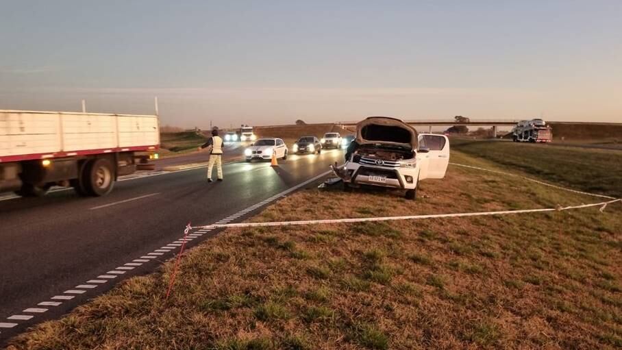 La policía se encargó de ordenar el paso vehicular en el sitio donde quedó la camioneta después del choque.