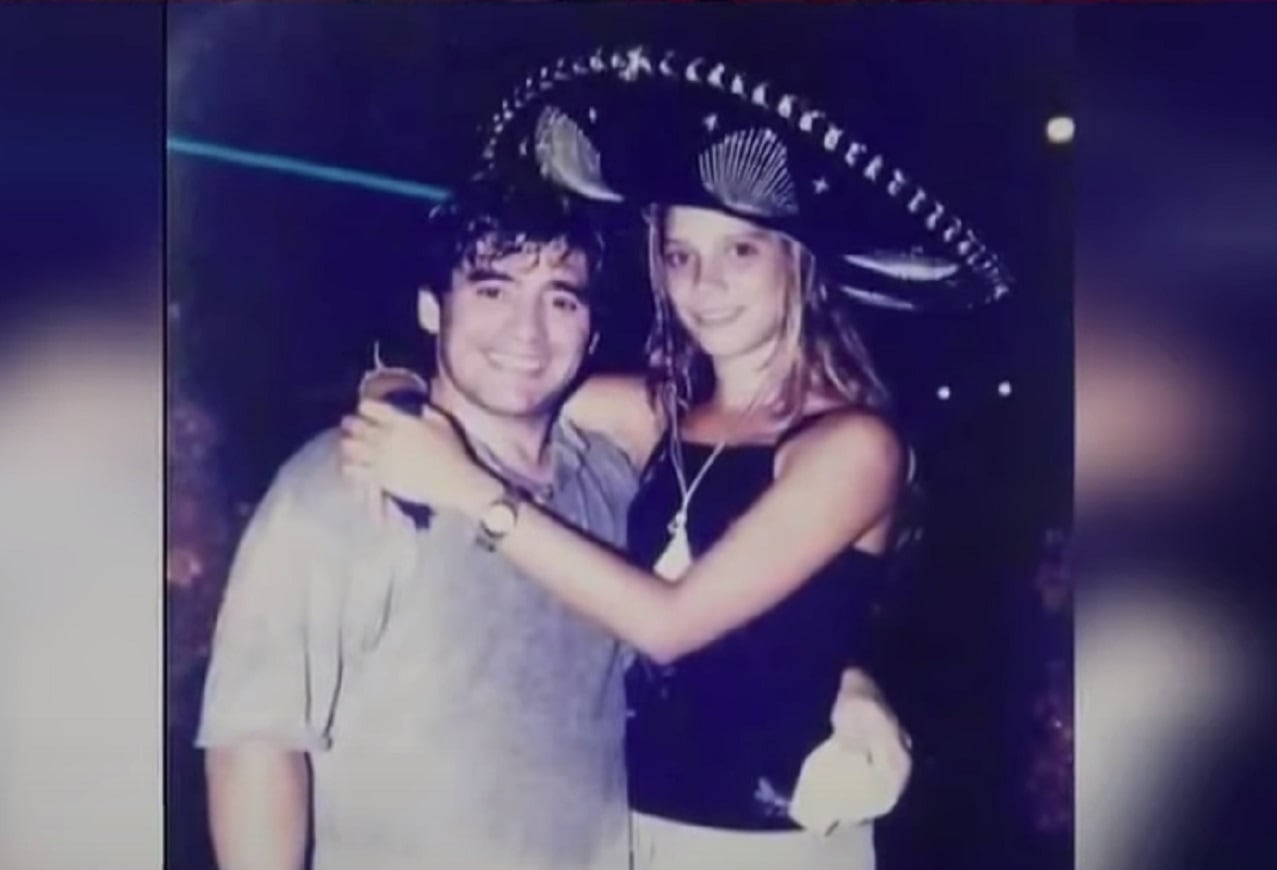 Mavys Álvarez (16) junto a Diego Maradona