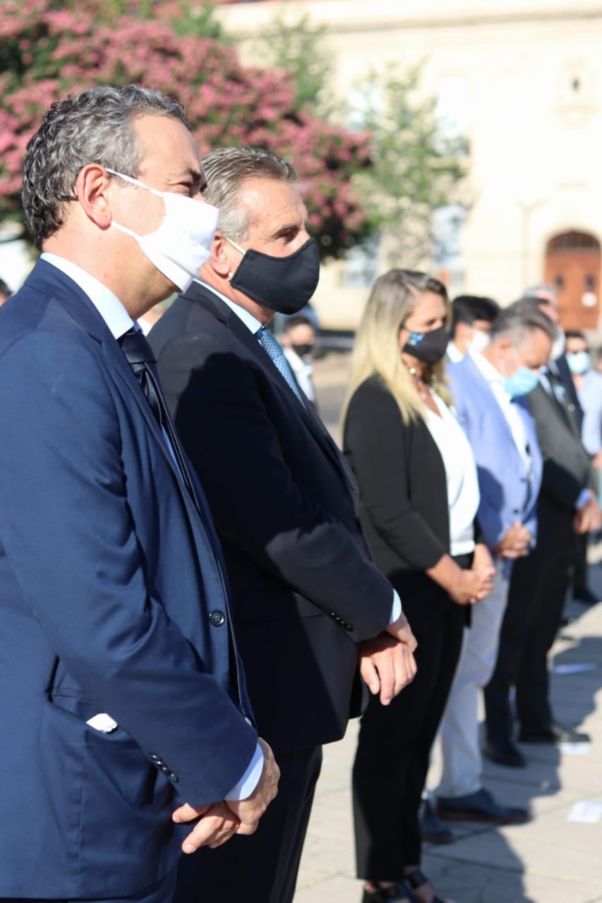 Javkin, Rossi, Schmuck y Lewandowski en el acto por el primer izamiento de la bandera (Municipalidad de Rosario)