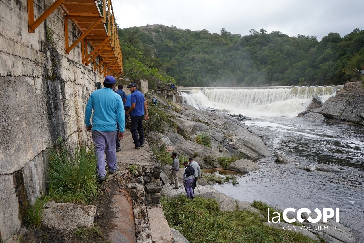 Trabajadores del servicio del agua en la toma de Cuesta Blanca.