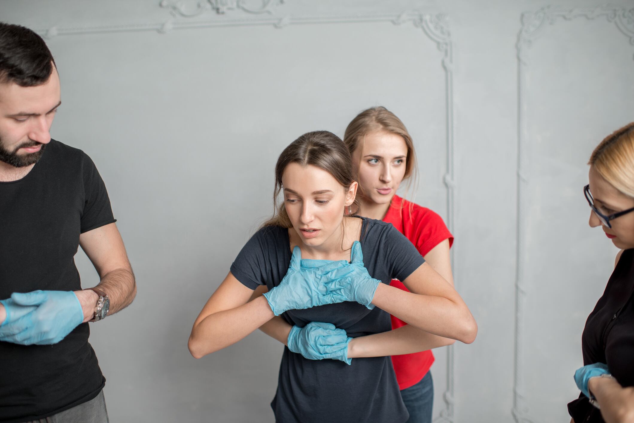 Persona realizando la Maniobra de Heimlich. (Foto: iStock)