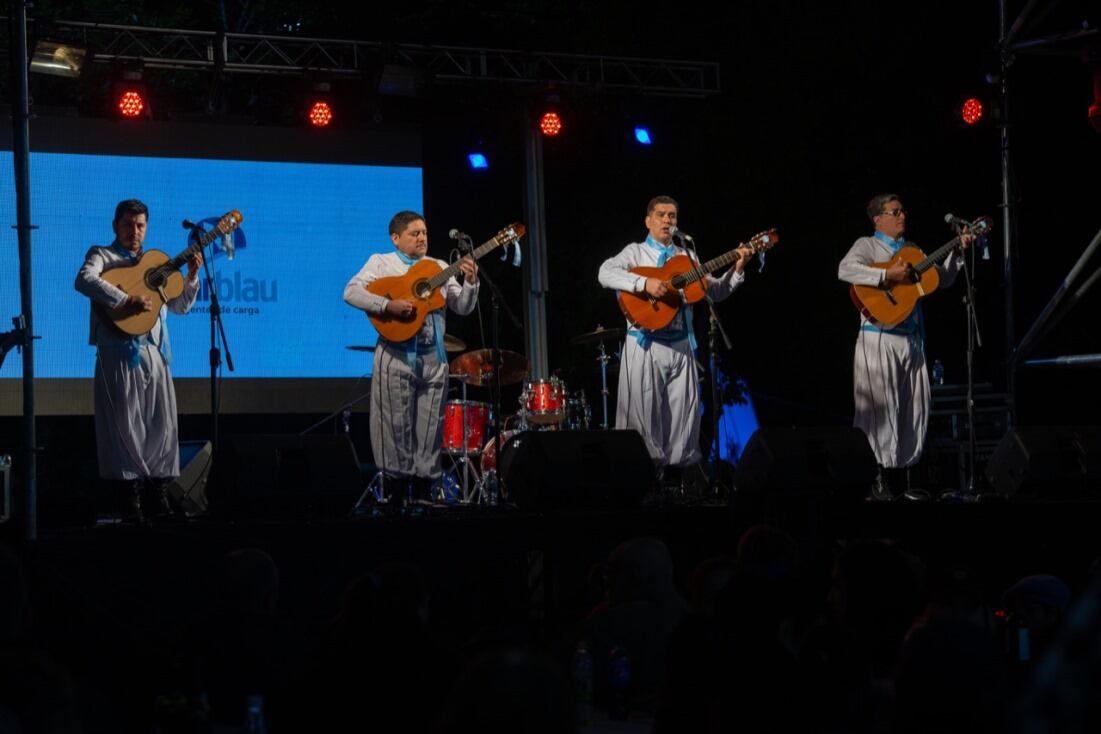 Los Trovadores de Cuyo le pusieron calor a la inauguración de la Fiesta de la Ganadería. 