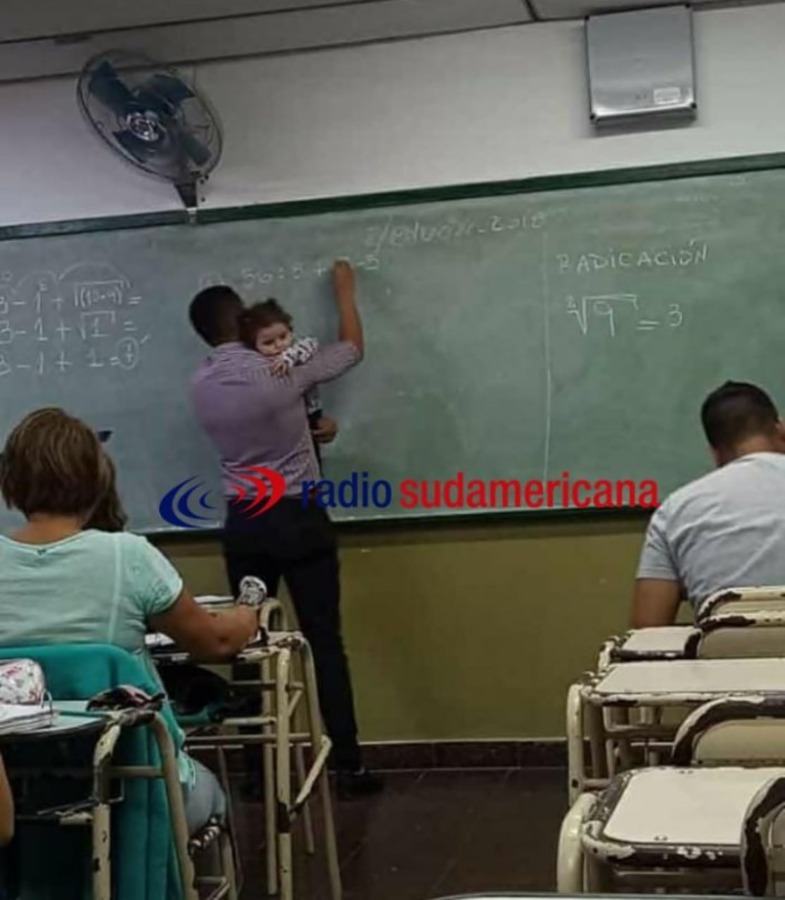 Sostuvo a la bebé de una alumna en brazos para que ella pudiera prestar atención en clases.