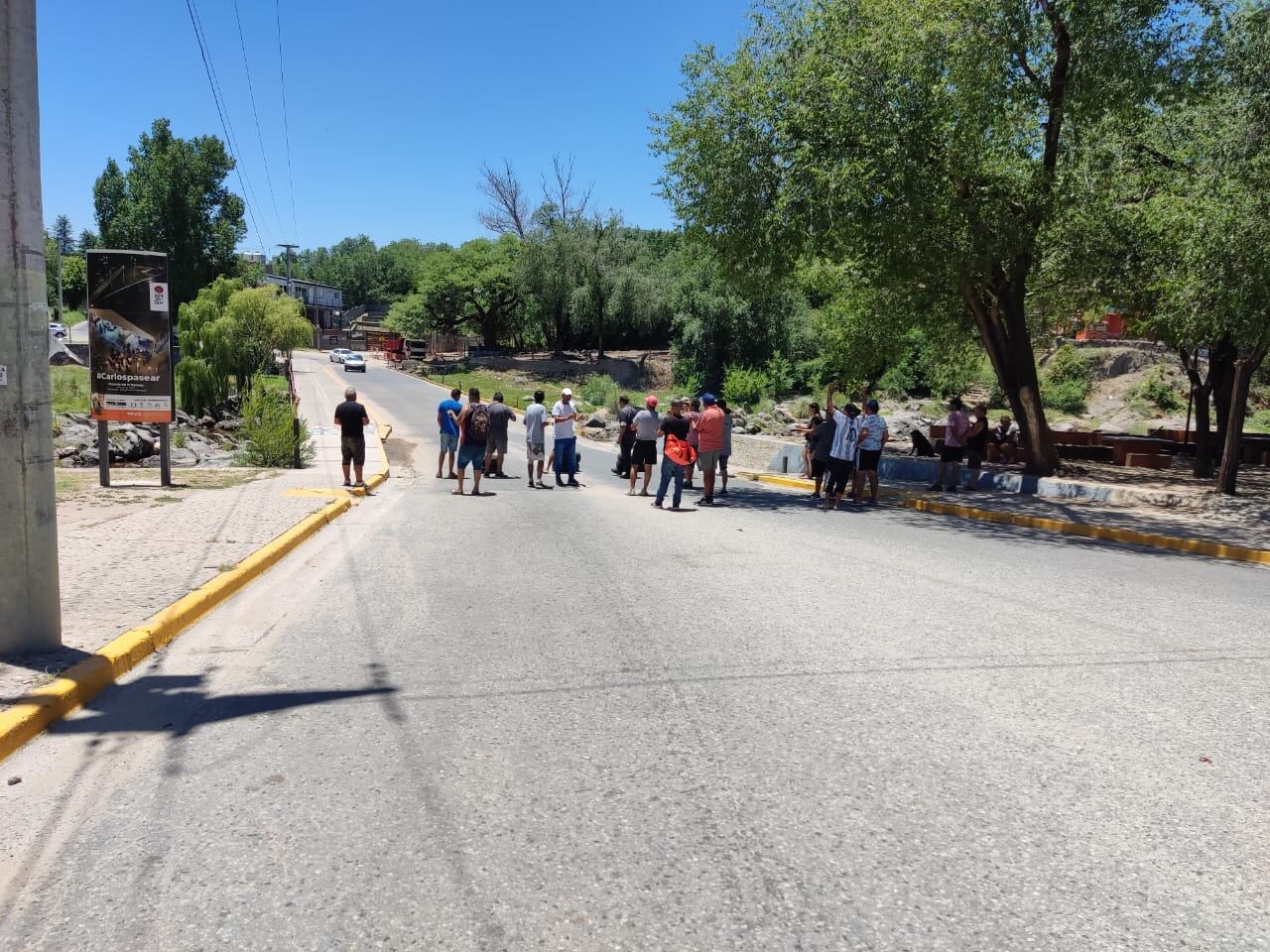 Vendedores ambulantes cortaron la calle y generaron acciones de violencia