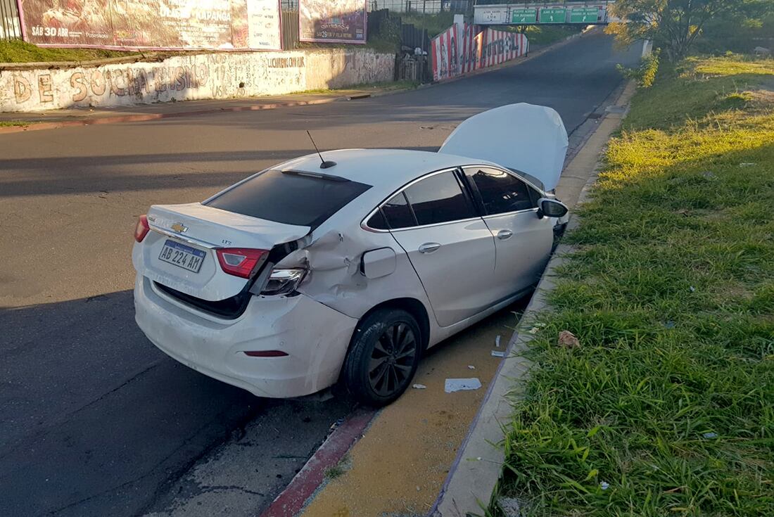 Fuerte choque en Maipú y Costanera con dos heridos derivados al Urgencias. (Nicolás Bravo / La Voz)