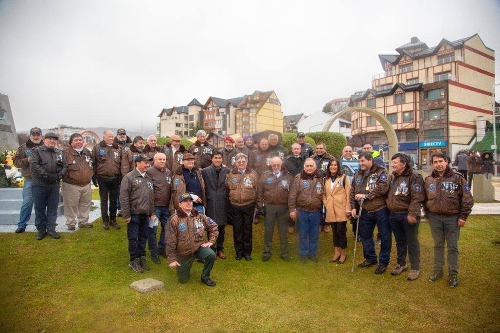 Crucero Belgrano - Homenaje. Veteranos de la Guerra de Malvinas rindieron homenaje al Crucero y su tripulación. de 1093 marinos, 323, ofrendaron su vida en el ataque del submarino HMS "Cónqueror".