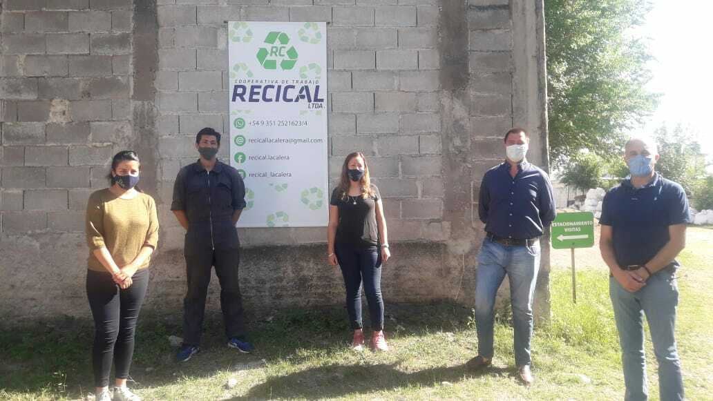 Los socios de Recical junto al intendente y secretario de ambiente sustentable. (Facebook Recical)