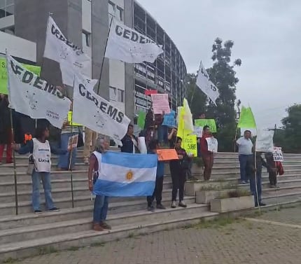 "El bono de doscientos mil pesos dividido en cuatro partes para nada contiene el nivel de gastos que tienen los docentes", reclamó la titular del CEDEMS, Mercedes Sosa, en el "cartelazo" de este martes en las puertas del Complejo Ministerial del barrio Islas Malvinas.