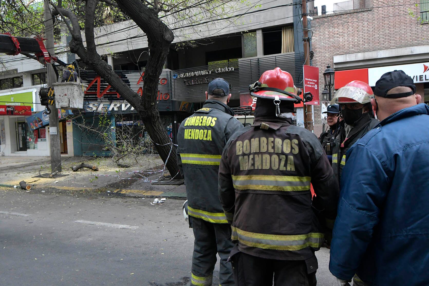 El incendio generó pérdidas totales en un taller-depósito y en una obra en construcción abandonada, sin lamentar heridos. 