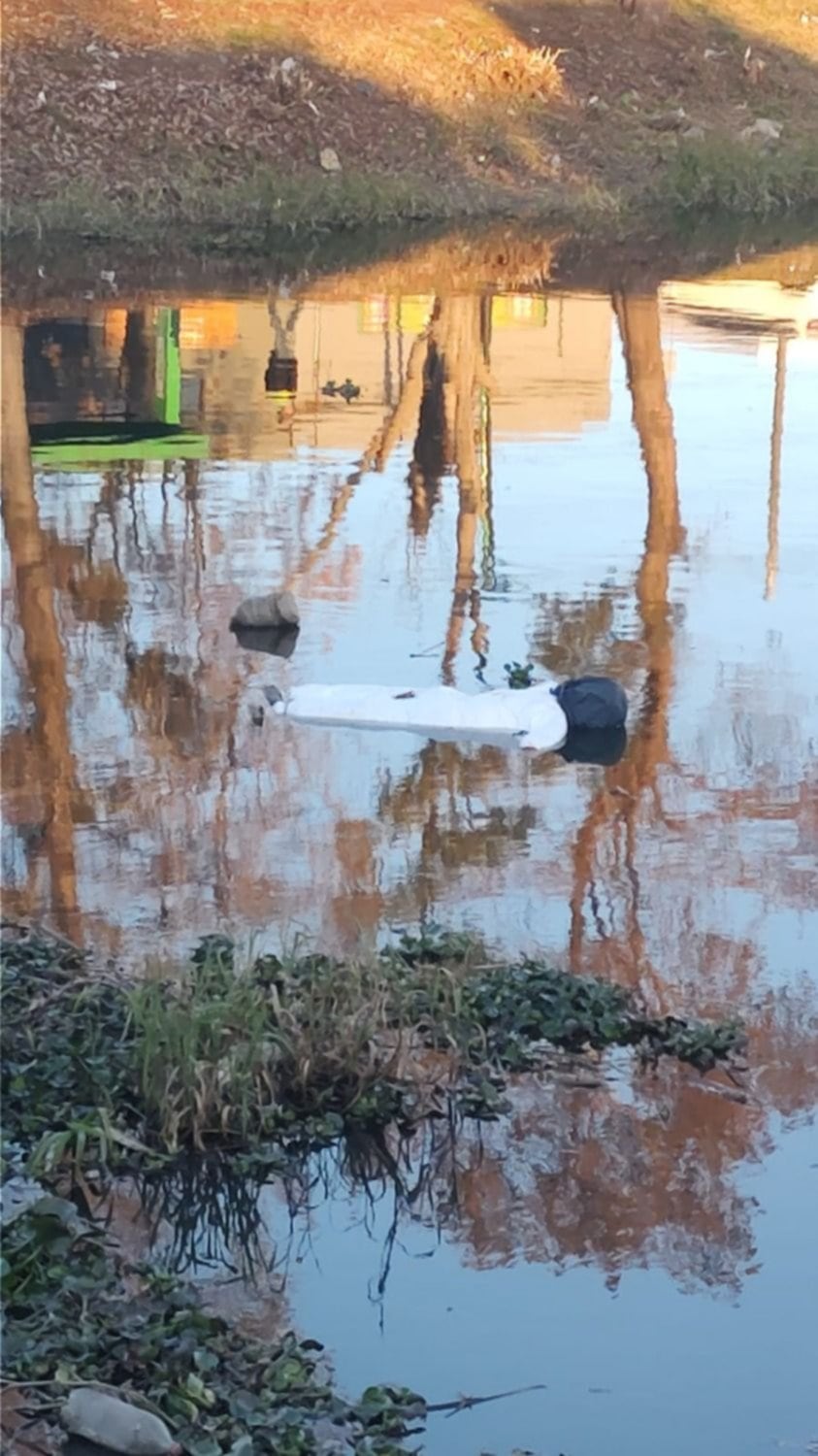 Vieron un “cadaver” en el canal de Ensenada, pero todo resultó ser una broma.