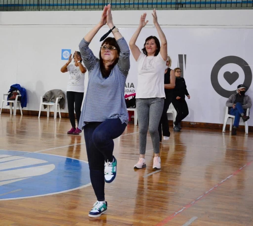 La actividad reunió a 50 personas mayores que participaron de clase de zumba y yoga y posteriormente compartieron una merienda.