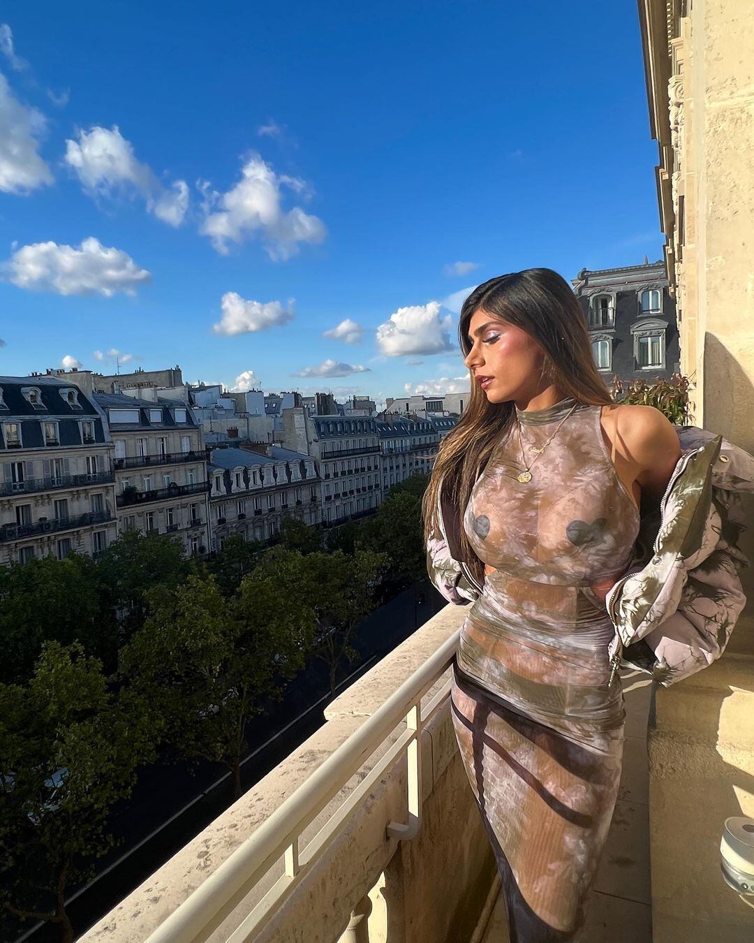 Desde París, Mía Khalifa jugó con la censura en Instagram con un vestido de transparencias.