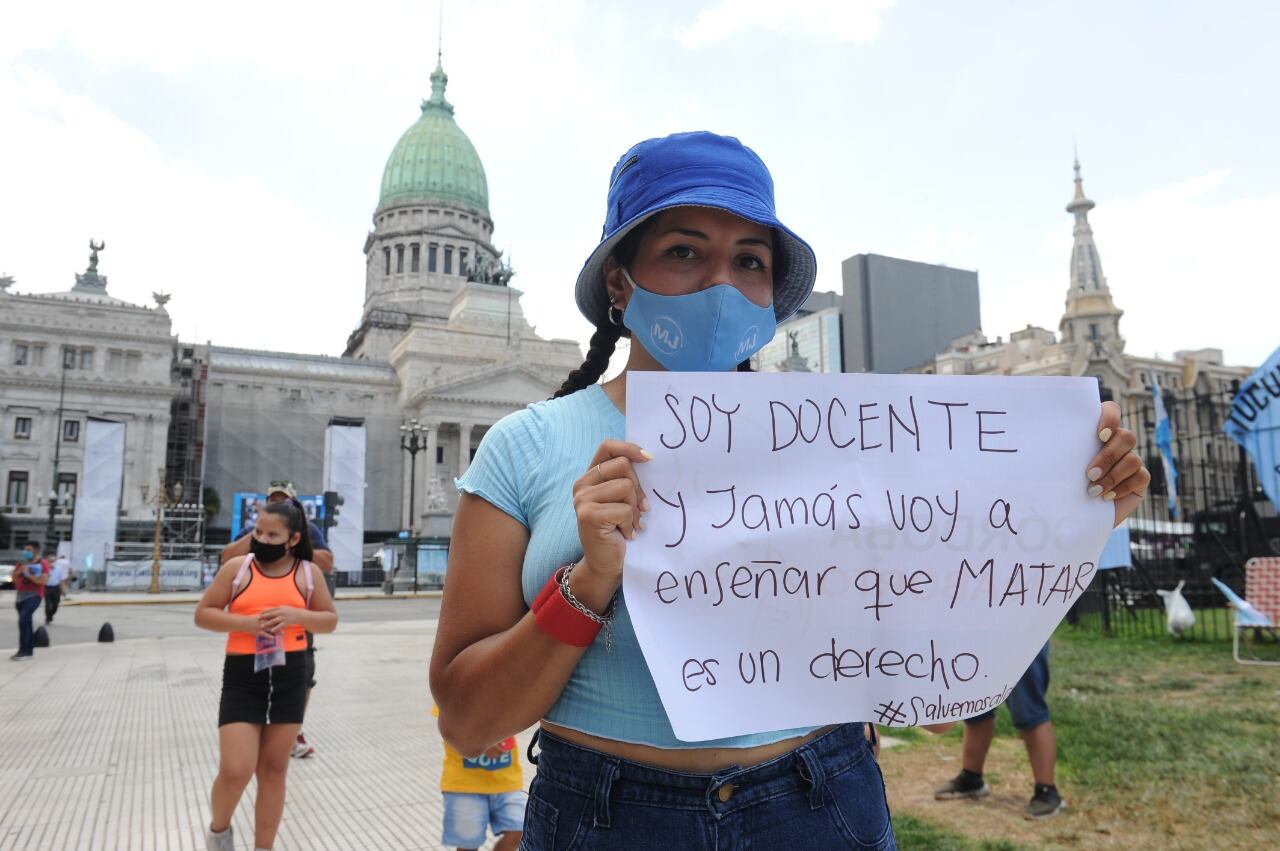 Miles de personas se manifestaron en el Congreso a favor y en contra de la legalización del aborto.