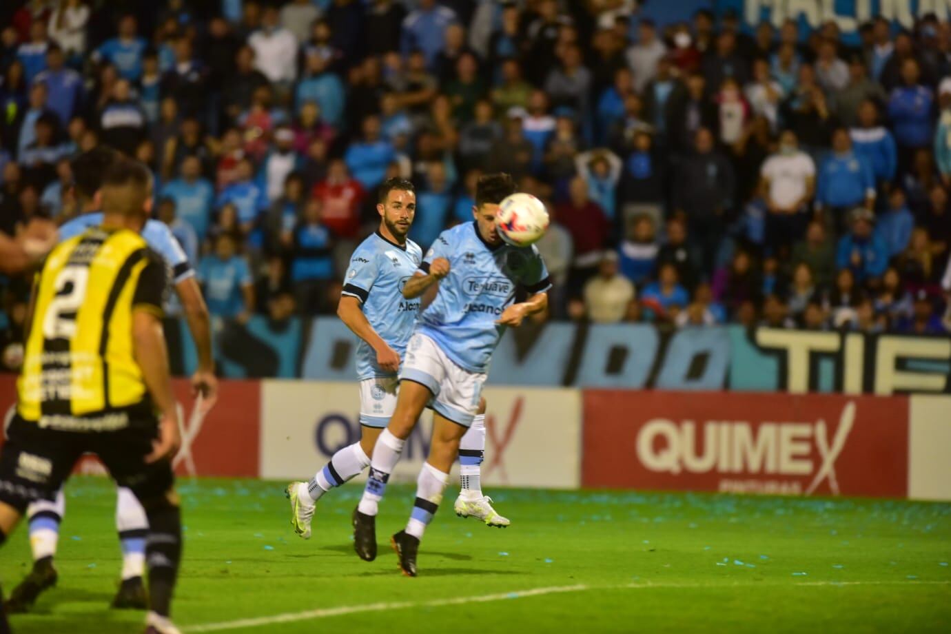 Mariano Miño conecta de cabeza y para el gol el centro de Pablo Vegetti. Invirtieron los roles y ganó Belgrano.