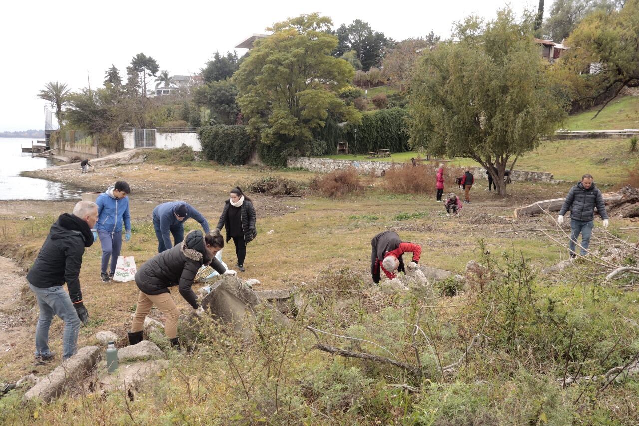 Vecinos, instituciones y municipio encararon la limpieza de la costa.