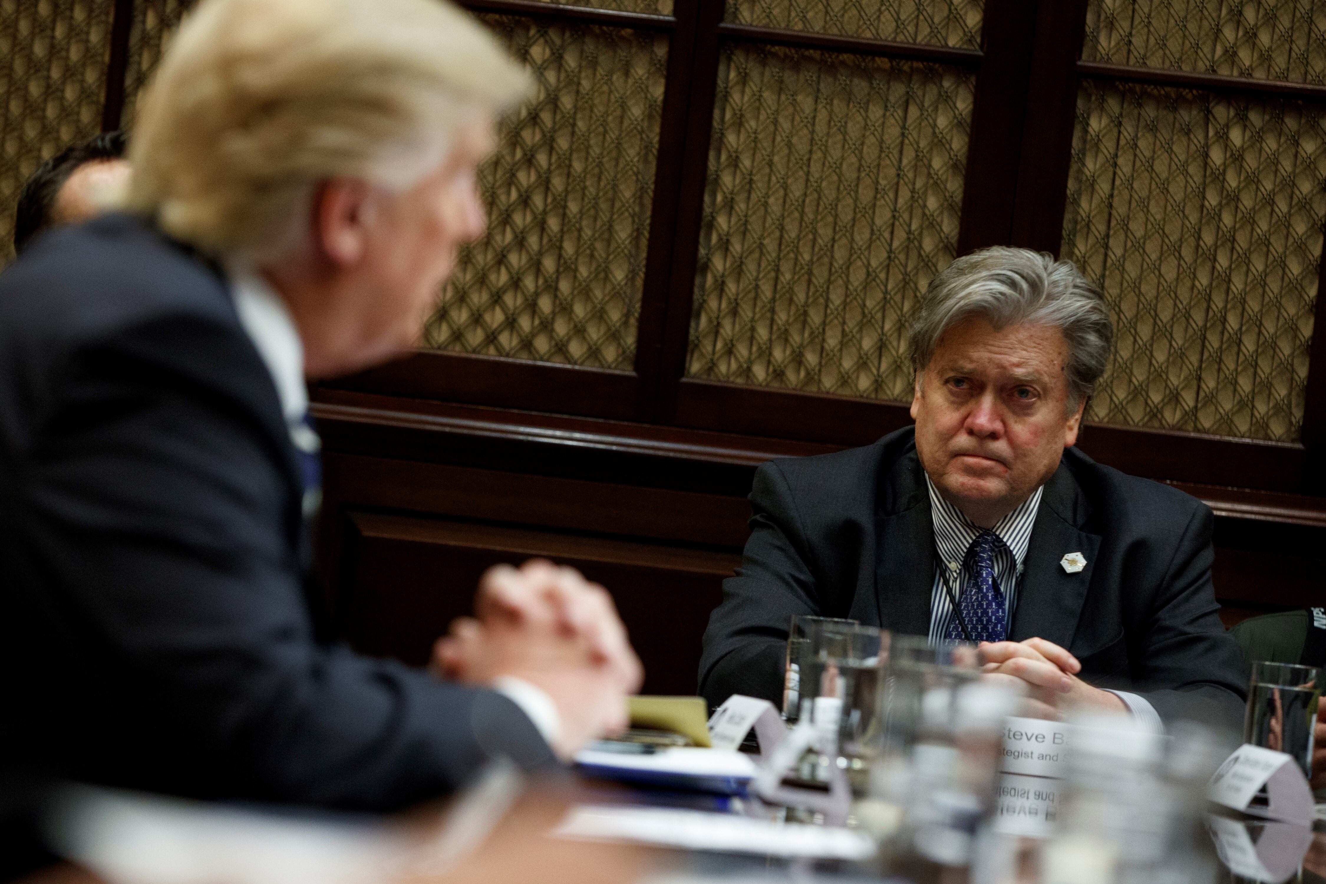 El ex asesor de Trump, Steve Bannon, está acusado de fraude por recaudar plata para construir el muro con México y destinarlo a uso personal.