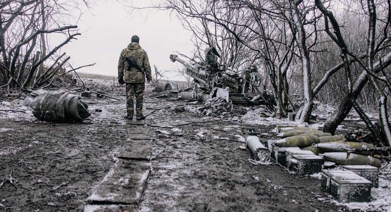 Un soldado ucraniano entre municiones y hielo en la localidad de Soledar, en la región del Donbás.