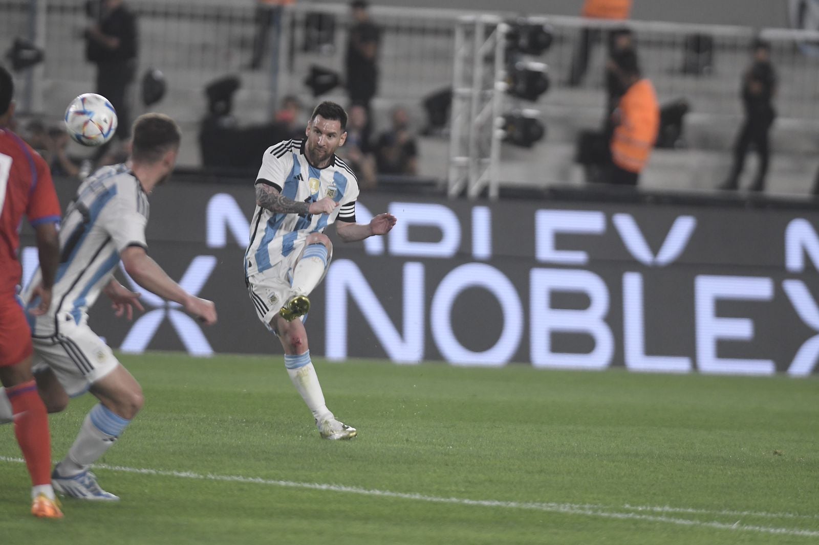 El capitán argentino pegó dos tiros en el travesaño, hasta que finalmente logró convertir.