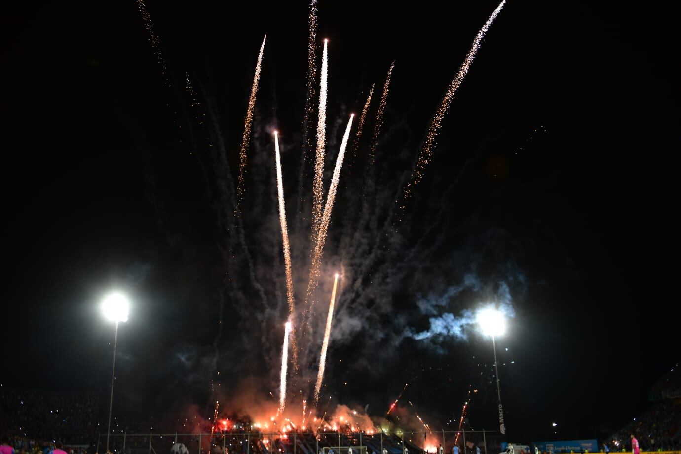 Incidentes y pirotecnia en el cierre del Belgrano - Talleres por la Copa de la Liga Profesional. (La Voz)