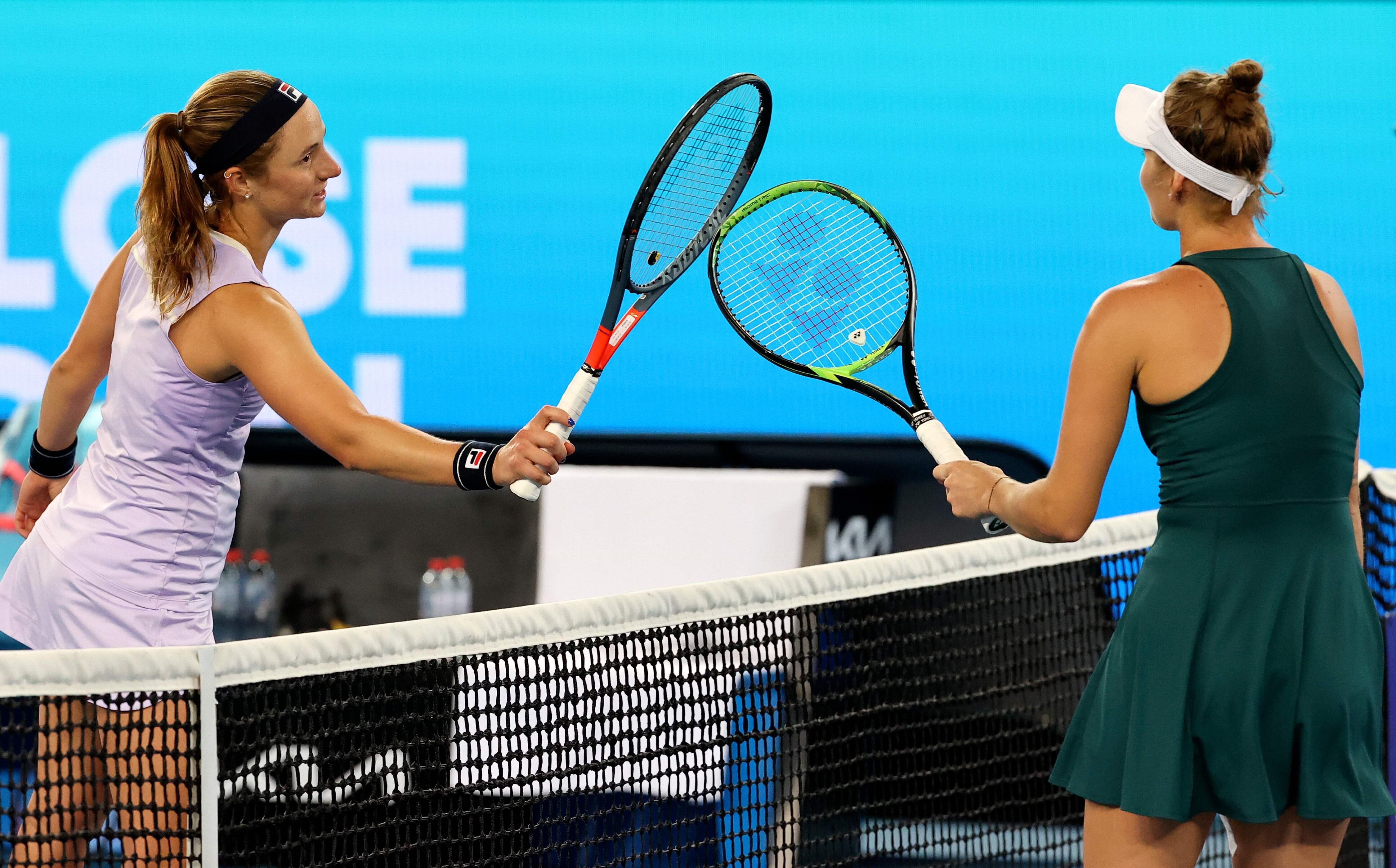 Nadia Podoroska choca raquetas con la checa Marketa Vondrousova en el Yarra Valley Classic, en Melbourne.